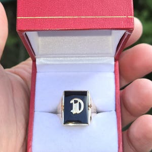Superbe bague chevalière pour homme en or jaune 10 carats de style Art déco des années 40 avec onyx et lettre D initiale calligraphique VOIR LA VIDÉO