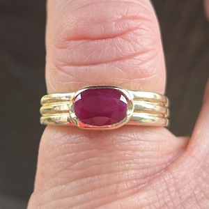 Amazing Estate 10k yellow gold bezel set oval large genuine dark red ruby with ribbed sides ladies stacker ring WATCH VIDEO