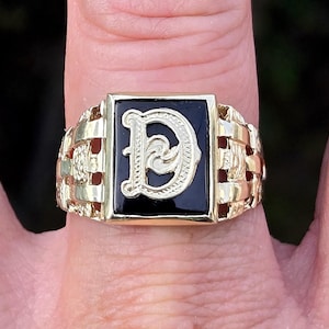 Superbe chevalière vintage des années 1970 pour homme en or jaune 10 carats, femme, onyx et initiale calligraphique nattée lettre D VOIR LA VIDÉO