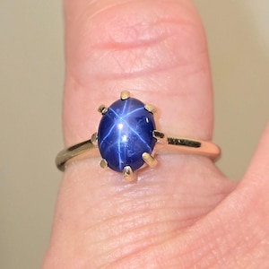 Amazing vintage retro 10k yellow gold mens ladies Gothic style ring stunning 6 ray synthetic Blue Star sapphire Stunning Effects WATCH VIDEO