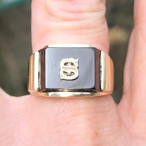Incroyable chevalière pour homme en or jaune 10 carats de style Art déco vintage avec initiale calligraphique en or Onyx, lettre S VOIR LA VIDÉO