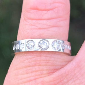 Gorgeous Estate Alliance de 9 diamants sertis clos en or blanc 14 carats des années 1990-2000 pour homme ou femme Design moderne Superbe VOIR LA VIDÉO