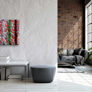 Puede incluir: Una sala de estar moderna con una ventana grande, un sofá gris y una obra de arte abstracta colorida colgada en la pared. La obra de arte está compuesta por rayas verticales de rojo, azul, verde y blanco.