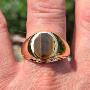 Killer Estate Stunning Vintage Superb 10K yellow gold mens or ladies Tiger&#39;s eye signet ring with great oval shape Great Effects WATCH VIDEO
