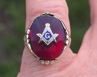 Un hallazgo excepcional: anillo masónico ovalado de oro amarillo de 10k de los años 50, estilo Art Déco, con detalles únicos. ¡Increíble! ¡Mira el video!