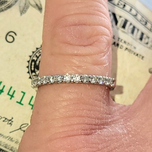 Amazing Estate en or blanc 14 carats pour femmes, 13 diamants sertis d'une alliance de belle qualité à empiler pour l'éternité VOIR LA VIDÉO