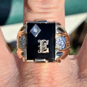 Chevalière pour homme et femme en or jaune 10 carats, style Art déco des années 40 et 50, taille 12, diamant onyx et initiale calligraphique lettre E VOIR LA VIDÉO