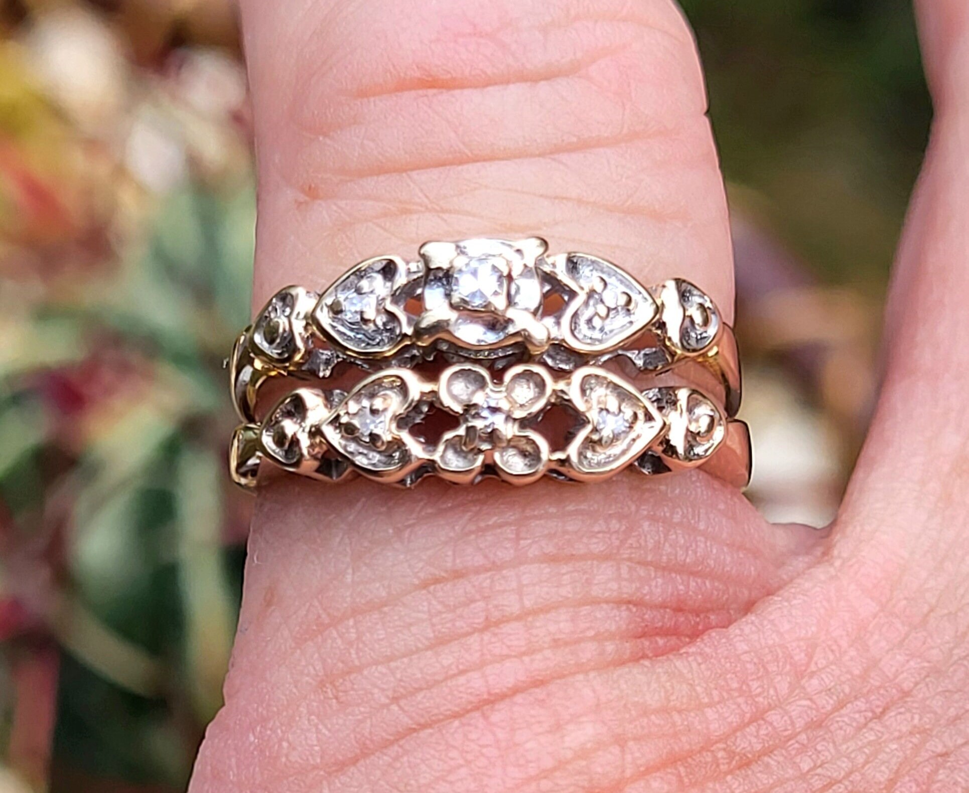 Finca Encuentra un delicado anillo de compromiso nupcial de oro amarillo de 10k estilo Art Deco vintage a juego con diamantes para damas con motivo de corazón VER VIDEO