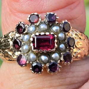 Anillo de mujer de oro amarillo de 10 quilates con granate de corte plano y cuentas de semillas, estilo victoriano georgiano de los años 1830-1850, con hombros grabados, VER VIDEO