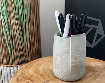 Handmade, small, minimalistic concrete pen holder. Cement pot / desk organiser & tidy / vase / plant pot / toothbrush holder