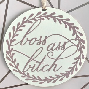 Medallón de pared recortado en papel, Boss Ass Bitch - Mensaje divertido - Decoración alegre - Obra de arte