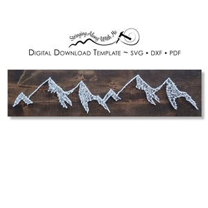 Peut inclure: Une œuvre d'art murale en bois représentant une chaîne de montagnes réalisée avec de la ficelle blanche. Les montagnes se détachent sur un fond en bois teinté brun foncé. Le texte "Stringing Along with Me" et "DIGITAL DOWNLOAD TEMPLATE ~ SVG • DXF • PDF" sont en haut.