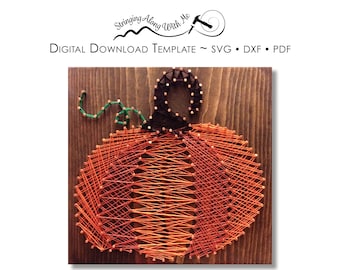 Op de afbeelding: Oranje pompoen string art op een houten achtergrond. De pompoen heeft een groene steel en een zwarte steel.