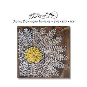 Könnte beinhalten: Eine String-Art-Gänseblümchen mit gelber Mitte und weißen Blütenblättern auf braunem Holzgrund. Das Design entsteht durch das Umwickeln von Schnur um Nägel, die in das Holz geschlagen wurden.