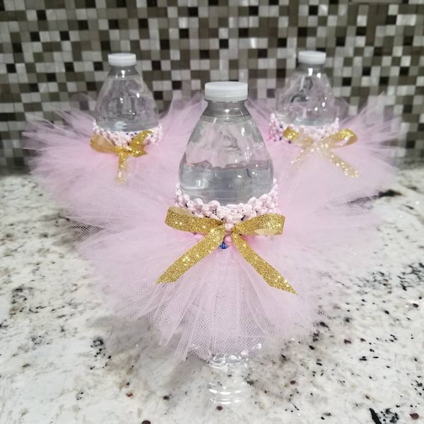 Tutu de bouteille d'eau de ruban d'or. C'est une décoration de fille. Décoration de baby shower. Décoration ballerine rose.