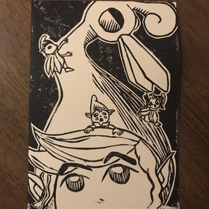 Puede incluir: Una impresión de linóleo en blanco y negro de un personaje de la serie de videojuegos The Legend of Zelda. El personaje está mirando hacia arriba a una gran criatura blanca similar a un pájaro con un pico largo. Una pequeña criatura blanca similar a un hada está volando sobre la cabeza del personaje.