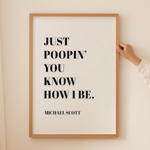 Op de afbeelding: Een ingelijst afdruk met een witte achtergrond en zwarte tekst die "Just poopin' you know how I be." - Michael Scott luidt.