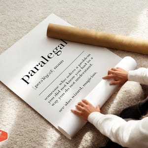 Puede incluir: Un p&oacute;ster blanco con la palabra "Paralegal" en texto negro, definido como "alguien que resuelve un problema que no sab&iacute;as que ten&iacute;as de una manera que no entiendes." El p&oacute;ster tambi&eacute;n incluye el texto "ver tambi&eacute;n mago, mago."
