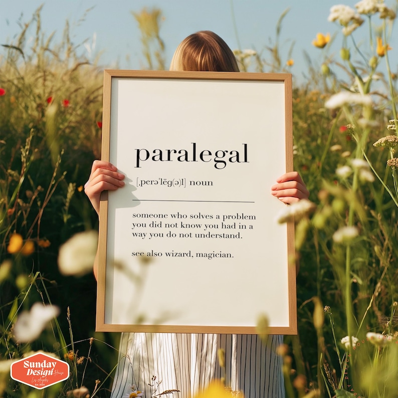 Puede incluir: Una impresi&oacute;n enmarcada blanca con la palabra "paralegal" definida como "alguien que resuelve un problema que no sab&iacute;as que ten&iacute;as de una manera que no entiendes." La definici&oacute;n tambi&eacute;n incluye "ver tambi&eacute;n mago, mago."