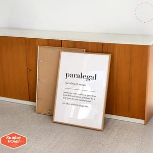 Puede incluir: Una impresi&oacute;n enmarcada con fondo blanco y texto negro que dice "paralegal [perə'liːgəl] sustantivo alguien que resuelve un problema que no sab&iacute;as que ten&iacute;as de una manera que no entiendes. ver tambi&eacute;n mago, mago."