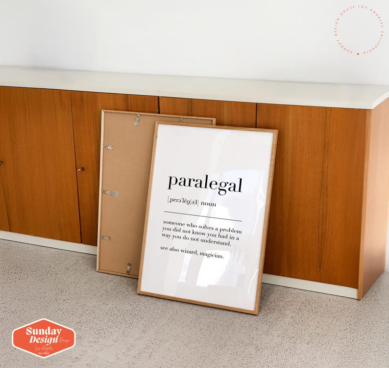 Puede incluir: Una impresi&oacute;n enmarcada con fondo blanco y texto negro que dice "paralegal [perə'liːgəl] sustantivo alguien que resuelve un problema que no sab&iacute;as que ten&iacute;as de una manera que no entiendes. ver tambi&eacute;n mago, mago."