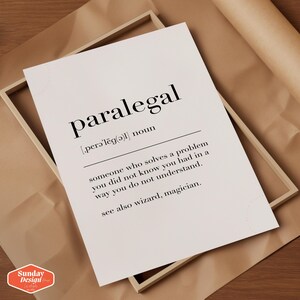Puede incluir: Una definici&oacute;n imprimible en blanco y negro de la palabra "paralegal" con la pronunciaci&oacute;n fon&eacute;tica y una definici&oacute;n humor&iacute;stica. La definici&oacute;n dice: "alguien que resuelve un problema que no sab&iacute;as que ten&iacute;as de una manera que no entiendes. Ver tambi&eacute;n mago, mago."