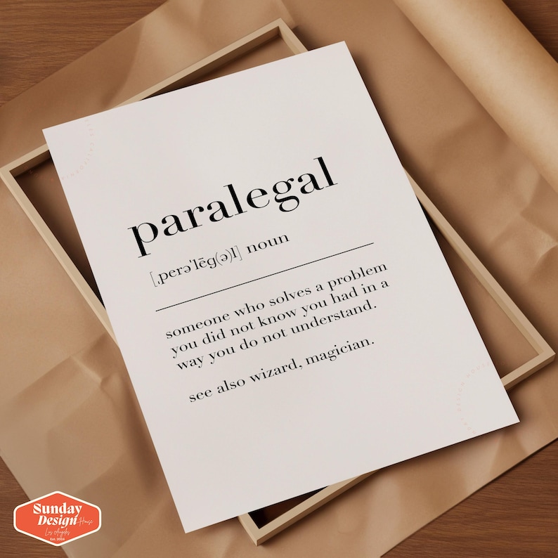 Puede incluir: Una definici&oacute;n imprimible en blanco y negro de la palabra "paralegal" con la pronunciaci&oacute;n fon&eacute;tica y una definici&oacute;n humor&iacute;stica. La definici&oacute;n dice: "alguien que resuelve un problema que no sab&iacute;as que ten&iacute;as de una manera que no entiendes. Ver tambi&eacute;n mago, mago."