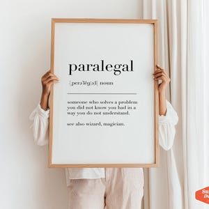 Puede incluir: Una impresi&oacute;n de arte de pared imprimible en blanco y negro con la definici&oacute;n de la palabra "paralegal" en una fuente simple y moderna. La definici&oacute;n dice: "alguien que resuelve un problema que no sab&iacute;as que ten&iacute;as de una manera que no entiendes. Ver tambi&eacute;n mago, mago."