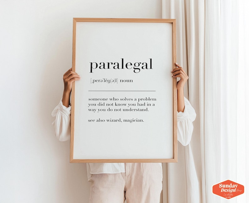 Puede incluir: Una impresi&oacute;n de arte de pared imprimible en blanco y negro con la definici&oacute;n de la palabra "paralegal" en una fuente simple y moderna. La definici&oacute;n dice: "alguien que resuelve un problema que no sab&iacute;as que ten&iacute;as de una manera que no entiendes. Ver tambi&eacute;n mago, mago."