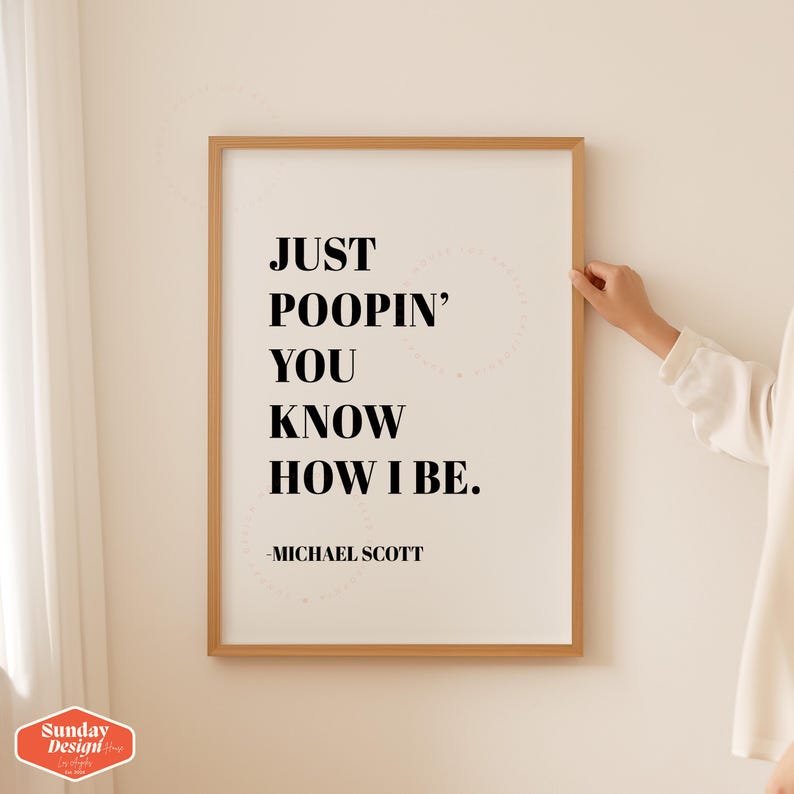 Op de afbeelding: Een ingelijst afdruk met een witte achtergrond en zwarte tekst die "Just poopin' you know how I be." - Michael Scott luidt.