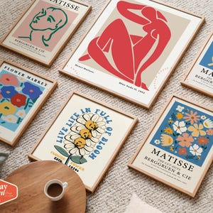 Puede incluir: Un conjunto de seis impresiones de arte enmarcadas con una variedad de dise&ntilde;os coloridos. Las impresiones presentan patrones florales, figuras abstractas y texto. Los marcos son todos de madera y tienen un acabado natural.