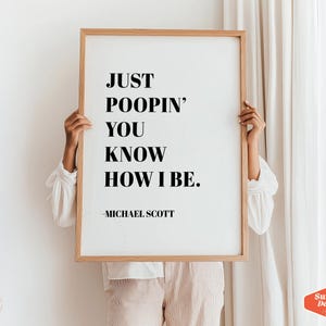 Op de afbeelding: Een ingelijst afdruk met een witte achtergrond en zwarte tekst die "Just poopin' you know how I be." - Michael Scott luidt.