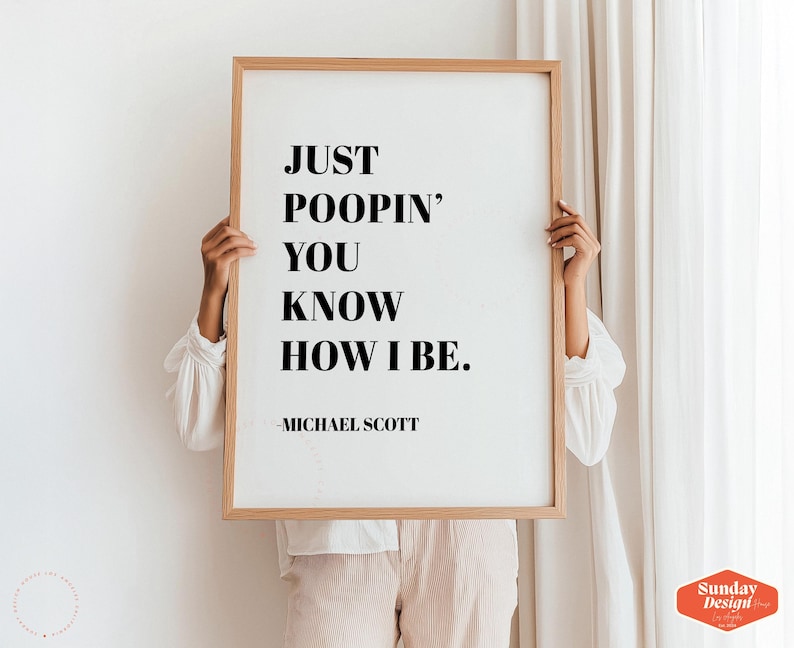 Op de afbeelding: Een ingelijst afdruk met een witte achtergrond en zwarte tekst die "Just poopin' you know how I be." - Michael Scott luidt.