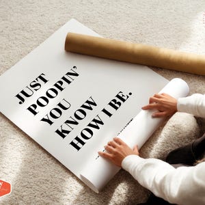 Op de afbeelding: Een witte poster met zwarte tekst die "Just Poopin' You Know How I Be." luidt.