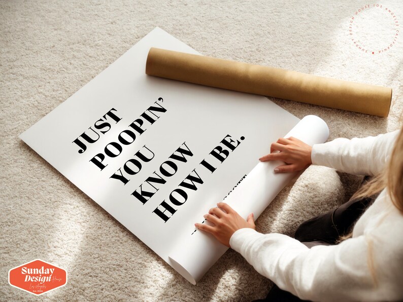 Op de afbeelding: Een witte poster met zwarte tekst die "Just Poopin' You Know How I Be." luidt.