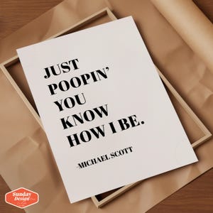 Op de afbeelding: Een witte printbare poster met zwarte tekst die "Just Pooppin' You Know How I Be." -Michael Scott zegt.