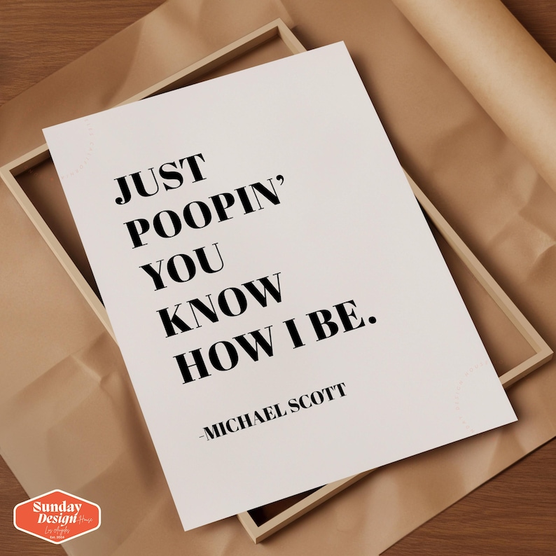 Op de afbeelding: Een witte printbare poster met zwarte tekst die "Just Pooppin' You Know How I Be." -Michael Scott zegt.