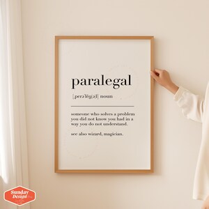 Puede incluir: Una impresi&oacute;n enmarcada con fondo blanco y texto negro que define la palabra "paralegal" como alguien que resuelve un problema que no sab&iacute;as que ten&iacute;as de una manera que no entiendes. El texto tambi&eacute;n dice "ver tambi&eacute;n mago, mago."
