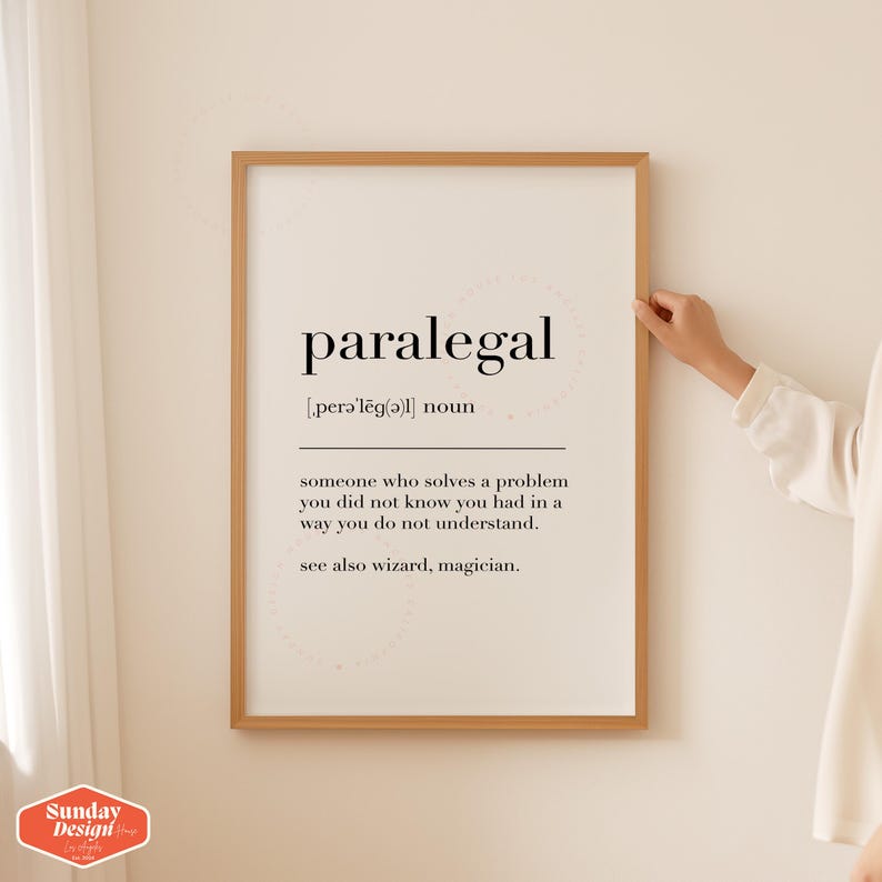 Puede incluir: Una impresi&oacute;n enmarcada con fondo blanco y texto negro que define la palabra "paralegal" como alguien que resuelve un problema que no sab&iacute;as que ten&iacute;as de una manera que no entiendes. El texto tambi&eacute;n dice "ver tambi&eacute;n mago, mago."