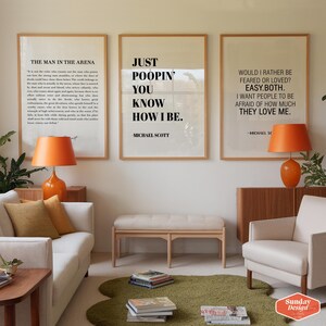 Op de afbeelding: Drie ingelijste prints met inspirerende citaten uit de tv-serie "The Office". De citaten zijn: "The Man in the Arena", "Just Pooppin' You Know How I Be." en "Would I Rather Be Feared or Loved? Easy. Both. I Want People to Be Afraid of How Much They Love Me."