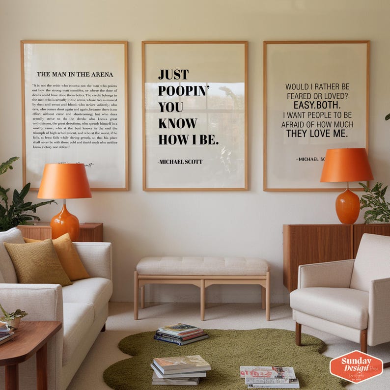 Op de afbeelding: Drie ingelijste prints met inspirerende citaten uit de tv-serie "The Office". De citaten zijn: "The Man in the Arena", "Just Pooppin' You Know How I Be." en "Would I Rather Be Feared or Loved? Easy. Both. I Want People to Be Afraid of How Much They Love Me."