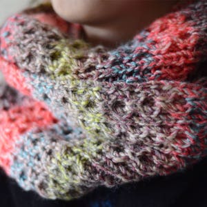 A Technicolor Beehive - easy cowl pattern for an Infinity scarf | PDF download