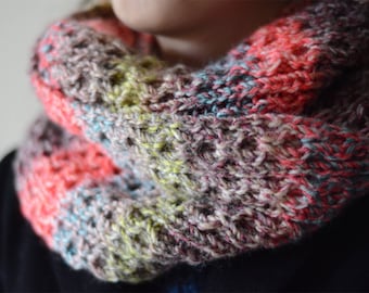 A Technicolor Beehive - easy cowl pattern for an Infinity scarf | PDF download