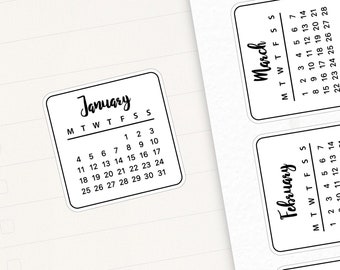 Op de afbeelding: Een set bedrukbare kalenderstickers voor een planner of dagboek. De stickers zijn zwart-wit en bevatten de maanden januari, februari, maart, april, mei en juni. Elke sticker heeft een eenvoudig kalenderrooster met de dagen van de week gelabeld.