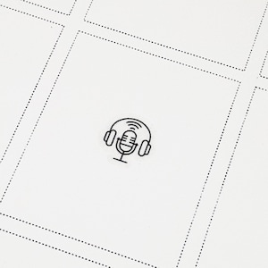 Peut inclure: Illustration en noir et blanc d'un microphone avec des écouteurs, évoquant le thème du podcast ou de l'enregistrement audio. Le design est centré sur un fond blanc avec des lignes de grille pointillées.