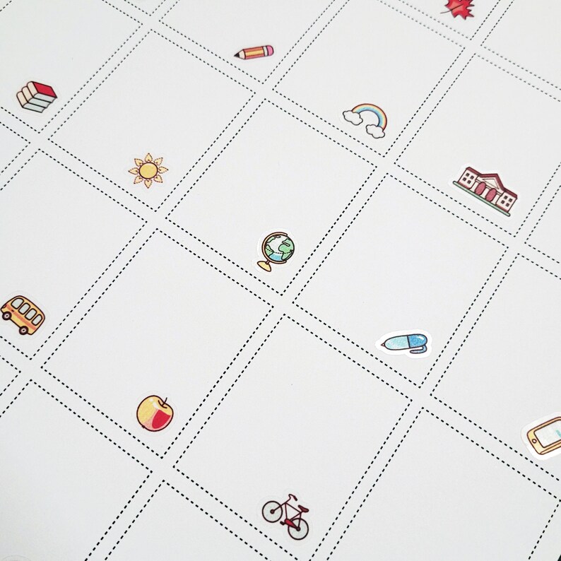 以下が含まれることがあります： 白い紙に正方形のグリッドが描かれています。各正方形には、鉛筆、本、太陽、スクールバス、地球儀、学校、虹、リンゴ、自転車、錠剤、スマートフォンなど、学校をテーマにした異なるアイコンが描かれています。