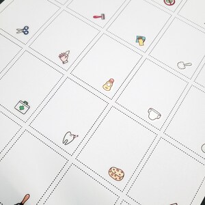 以下が含まれることがあります： 正方形のグリッドが描かれた白い紙。各正方形には、歯ブラシ、かみそり、石鹸、ハンドソープのボトル、救急箱、おむつ、歯、スポンジ、はさみ、掃除用布など、家庭用品の小さなカラフルなイラストが描かれています。
