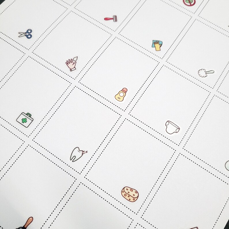 以下が含まれることがあります： 正方形のグリッドが描かれた白い紙。各正方形には、歯ブラシ、かみそり、石鹸、ハンドソープのボトル、救急箱、おむつ、歯、スポンジ、はさみ、掃除用布など、家庭用品の小さなカラフルなイラストが描かれています。