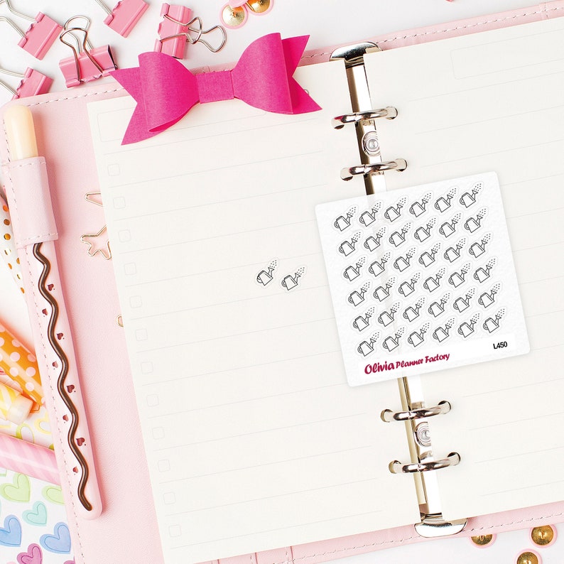 Op de afbeelding: Een vel planner stickers met een witte achtergrond en een zwarte omtrek. De stickers hebben een herhalend ontwerp van een gieter met een tuit die water giet. De tekst "Olivia Planner Factory" en "LA50" staat gedrukt in de rechterbenedenhoek van het vel.