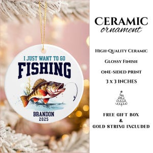 Peut inclure: Ornement en c&eacute;ramique blanche avec une finition brillante, repr&eacute;sentant une illustration color&eacute;e d'un poisson sautant hors de l'eau avec le texte "I JUST WANT TO GO FISHING". L'ornement mesure 7,6 x 7,6 cm et comprend une ficelle dor&eacute;e.